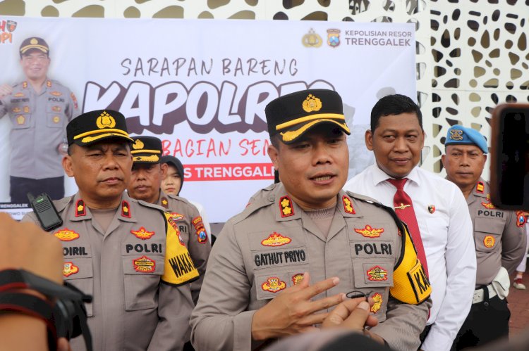 Polisi Baik Hati Ajak Ratusan Warga Trenggalek dan Tukang Becak Sarapan Bareng